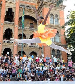 Bailarina do grupo Dançando para Não Dançar se apresenta no Fiocruz pra Você 2012