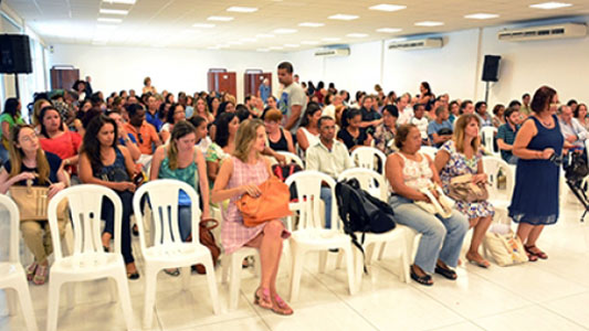 Imagem do auditório repleto de participantes do evento