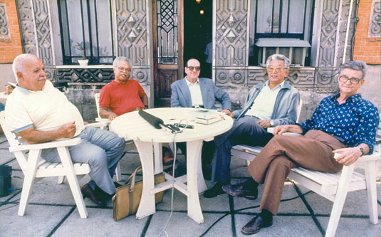 Foto de cinco cientistas cassados, entrevistados em 1986 