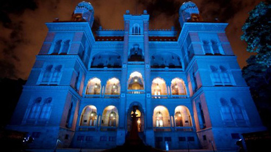 Castelo Mourisco iluminado em azul