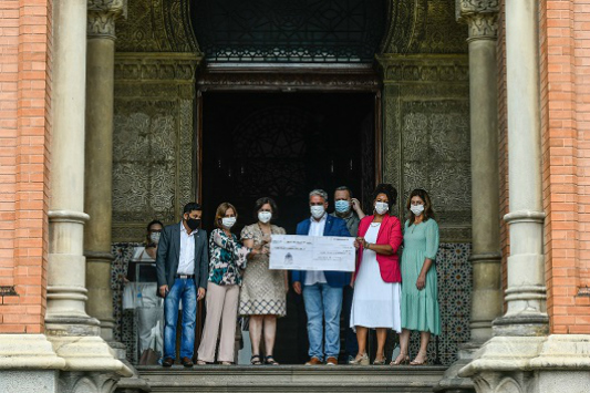 A pesidente da Fiocruz junto a deputados da Alerj com uma ilustração que simboliza a doação