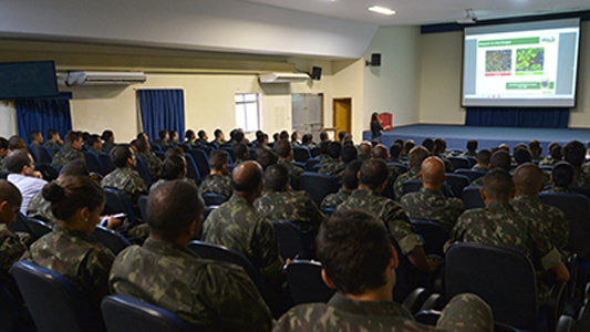 Foto de soldados do exército participando do curso