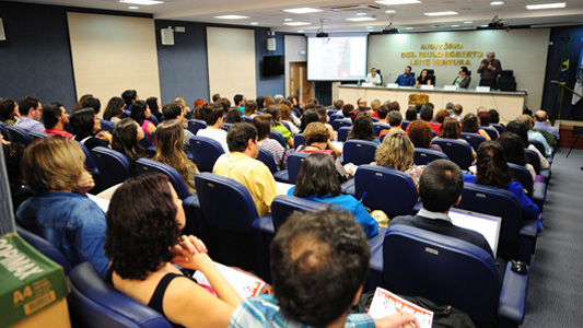 Foto do auditório do Emerj com participantes do seminário