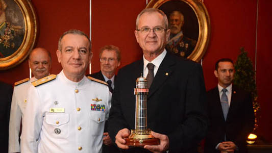 Samuela Goldemberg com o prêmio ao lado de um oficial da marinha
