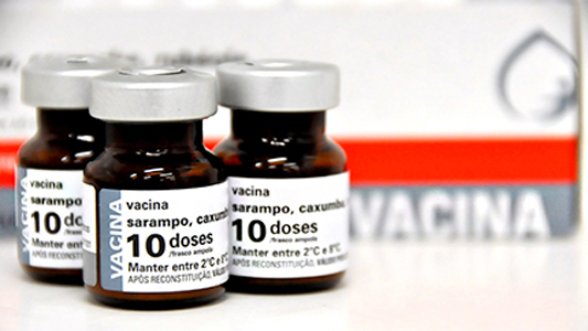 Foto de três frascos da vacina tríplice