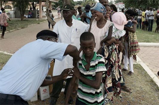 Fila de pessoas na África sendo vacinadas