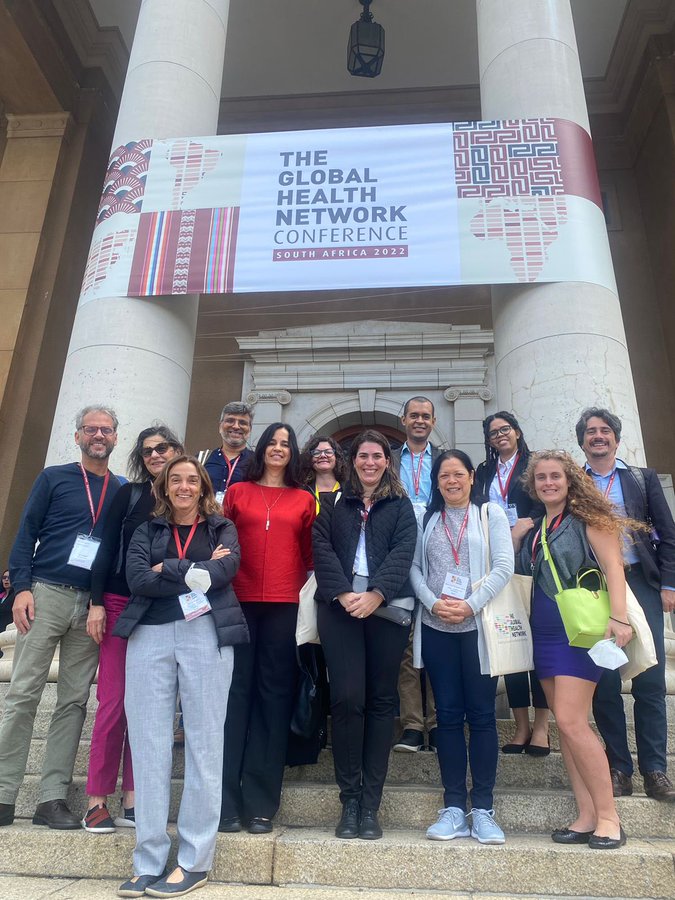 Equipe de profissionais da Fiocruz se reúne para foto em frente a entrada da "The Global Health Network Conference"