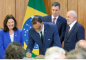 Mário Moreira assinando o memorando ao lado do Presidente Luiz Inácio Lula da Sila, do presidente do governo da Espanha Pedro Sánchez e a embaixadora da Espanha no Brasil, Mar Fernández-Palacios Carmona