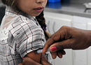 Menina tomando vacina