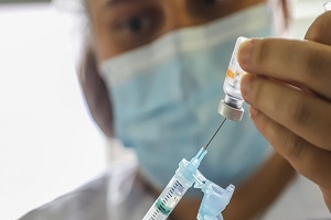 Médico colocando a vacina na seringa