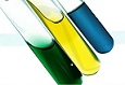 Tubos de laboratório con líquido con los colores de Brasil