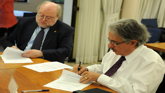 Foto do momento da assinatura do acordo
