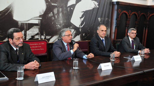 Imagem da mesa composta por representantes da Fiocruz e da Marinha