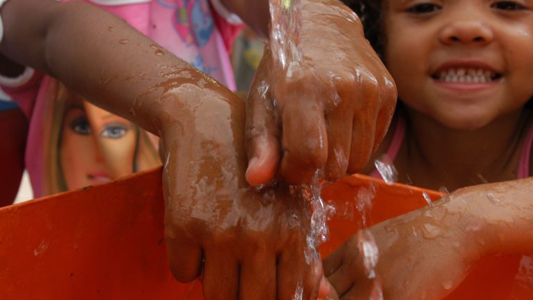Crianças lavando as mãos