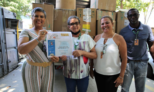 Funcionários do INI recebendo a doação de Farmanguinhos