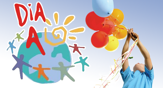 Criança segura balões coloridos