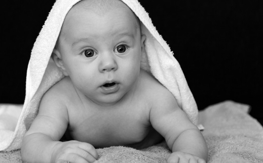 Bebê com toalha na cabeça