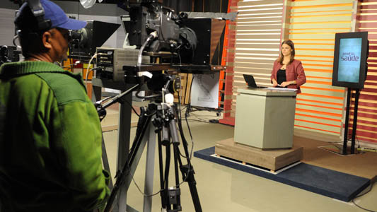 Bastidores do canal saúde mostrando uma jornalista sendo filmada