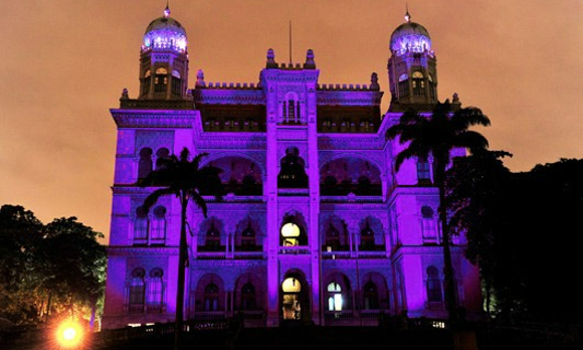 Castelo Fiocruz iluminado de roxo