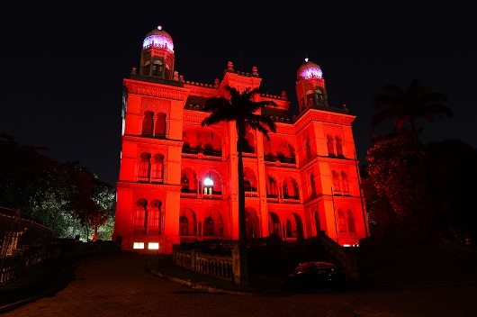 Castelo Fiocruz iluminado de vermelho