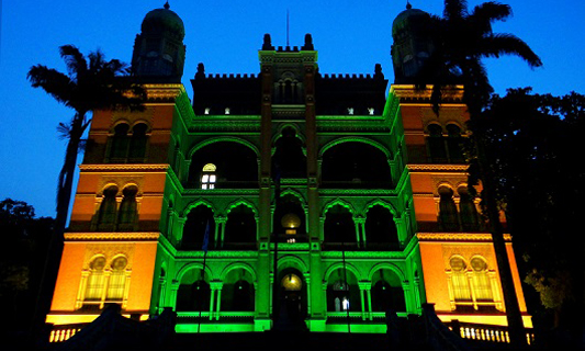 Castelo iluminado de verde e amarelo