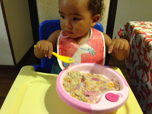 Foto de uma criança comendo
