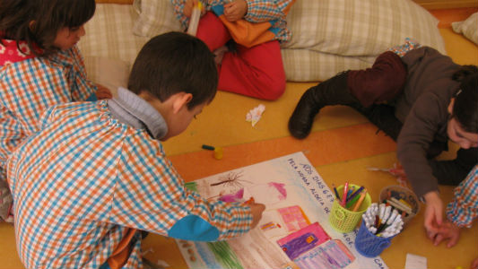 Crianças brincando, fazendo um desenho coletivo
