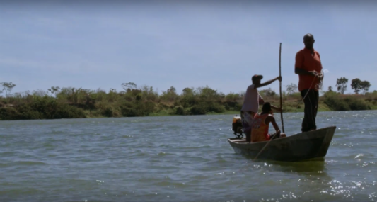 Duas pessoas em uma canoa no rio São Francisco