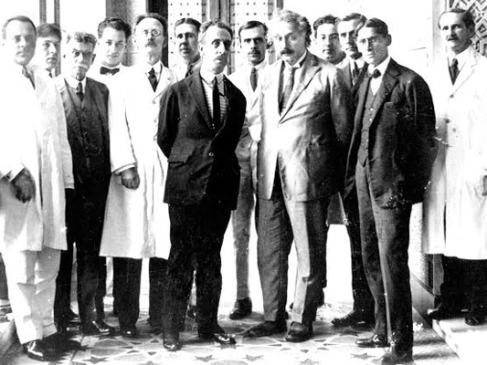 Foto de Albert Einstein visitando o Instituto Oswaldo Cruz em 1925