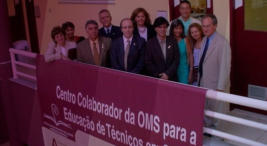 Intergrantes da OMS e da escola politécnica reunidos na frente da escola