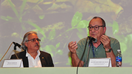 Foto do presidente da Fiocruz Paulo Gadelha anunciando a criação do espaço