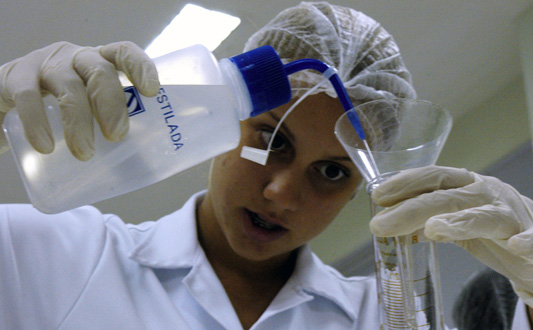 Menina fazendo experimento químico na Fiocruz