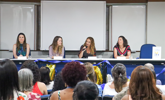 Mariana Setúbal, Lívia Menezes, Karla Pontes e Suyen Villela na mesa de abertura do evento