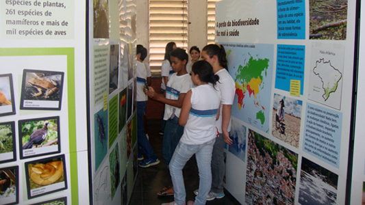 Foto de estudantes na exposição