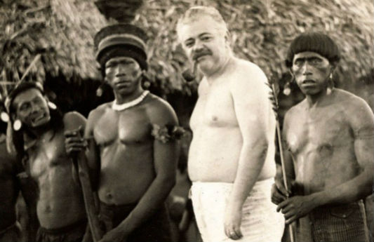 Noel Nutels e três índios posando para a foto