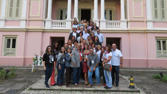 Foto da equipe que participou do encontro Fio-Chagas nas escadas do Palácio Itaboraí