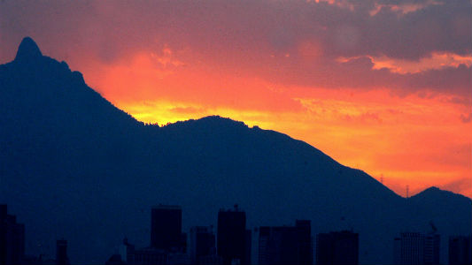 Foto de silhueta de montanhas contra céu alaranjado