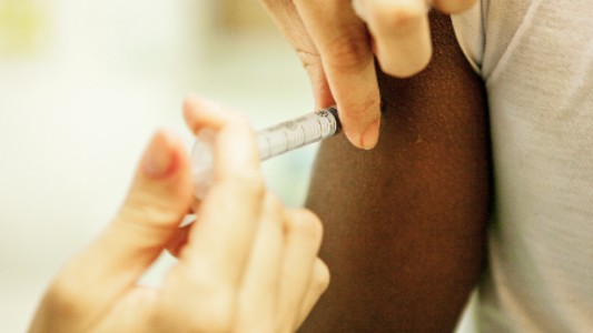 Vacina sendo aplicada em paciente