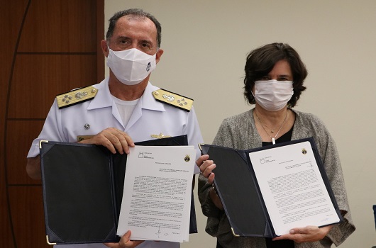 O comandante da Marinha do Brasil, almirante Ilques Barbosa, e a presidente da Fiocruz, Nísia Trindade Lima 