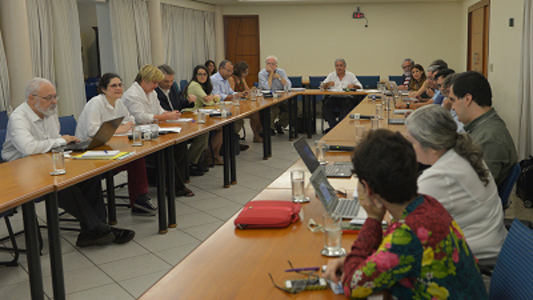 Foto de representantes da Fiocruz, USP e Instituto Pasteur em uma reunião