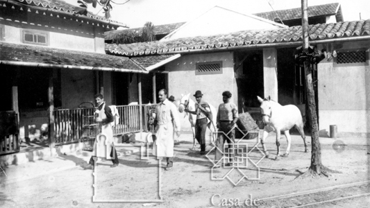 Foto antiga de Ezequiel Dias e funcionários nas instalações dos primeiros laboratórios da atual Fiocruz (1904)