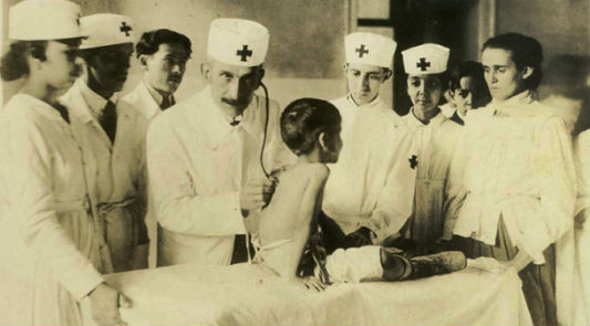 Imagem da base arch mostrando um médico cercado de pessoas