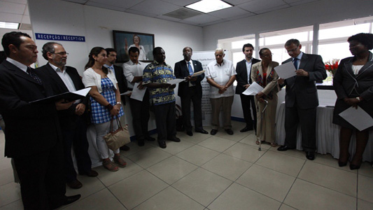 Representantes dos governos brasileiro, haitiano e caribenho, reunidos durante a inauguração do Espaço de Saúde Zilda Arns