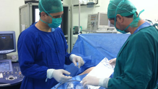 Médicos durante realização do procedimento via fetoscopia no IFF