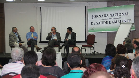 Foto de Paulo Gadelha discursando no evento