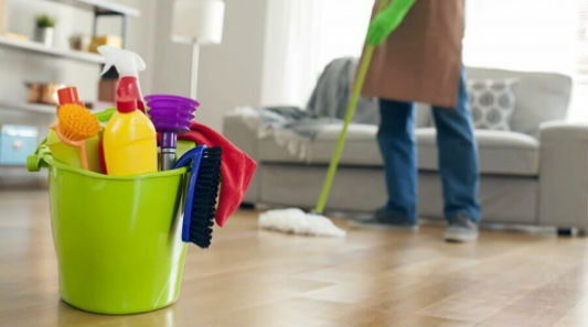 Pessoa limpando o chão
