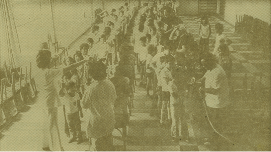 Foto antiga, publicada no jornal O Estado de São Paulo, mostra fila para vacinação em escola paulista, no ano de 1974. Crédito: Acervo Casa de Oswaldo Cruz