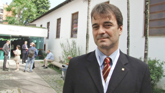 Milton Ozório Moraes no campus Manguinhos da Fiocruz de terno e gravata