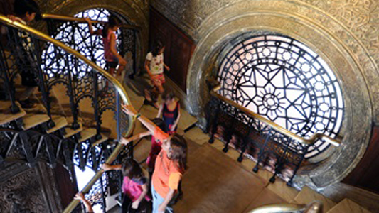 Visitantes na escada do Castelo da Fiocruz