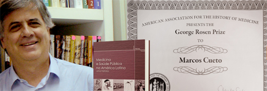 Marcus Cueto ao lado do livro Medicina e saúde na América Latina e do prêmio ganho